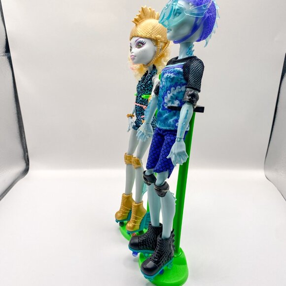 Monster High Wheel Love 2-Pack – Lagoona Blue & Gill Webber – Complete w/ Stands - Picture 5 of 6